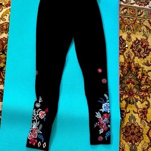 Johnny Was embroidered “Denali” leggings in black